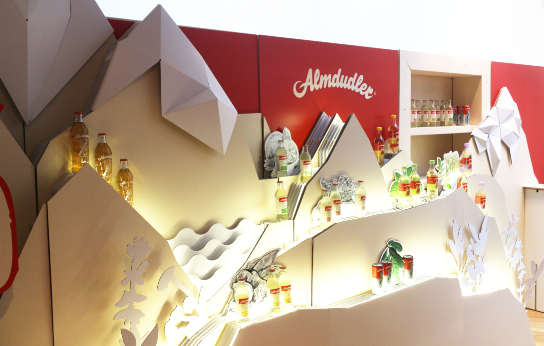 claudia berta_papertown_guggi_genger_almdudler kulisse_00