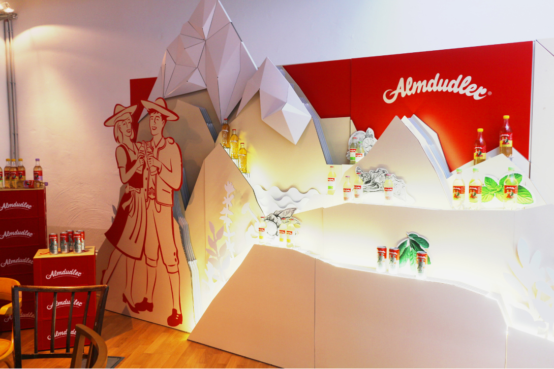 claudia berta_papertown_guggi_genger_almdudler kulisse_05